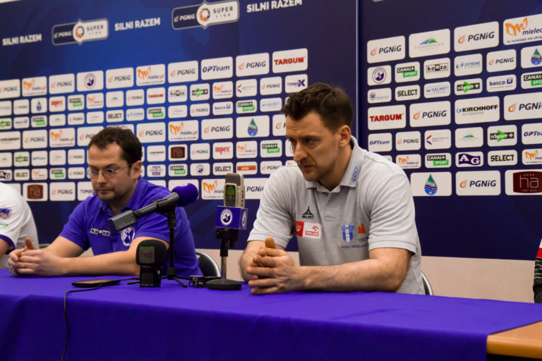 Piotr Przybecki: „Dla Mielca należy się szacunek za to co zrobili w ostatnich dwóch meczach na wyjazdach.” Konferencja po meczu Stal – Wisła (video)