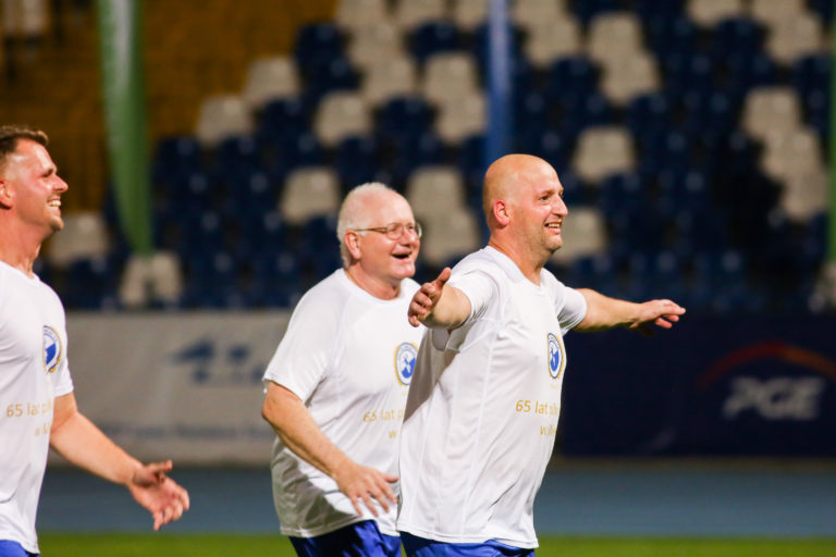 Mecz na stadionie z okazji 65-lecia piłki ręcznej w Mielcu