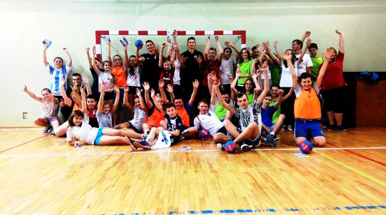 Szkoły w Gawłuszowicach i Tuszowie Narodowym grają w piłkę ręczną!