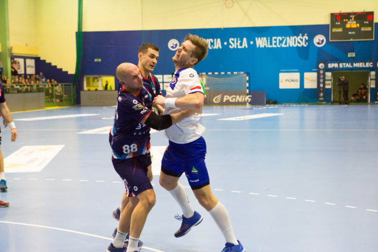 Stal przegrywa z Azotami, z parkietu schodzi jednak przy brawach kibiców!