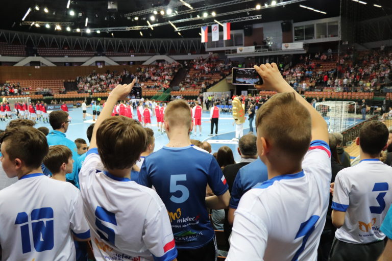 Grupy młodzieżowe dopingowały reprezentację w katowickim Spodku!