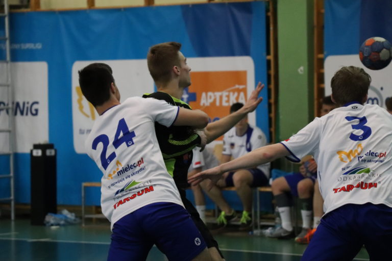 Juniorzy Młodsi bardzo gościnni podczas 1/16 Mistrzostw Polski